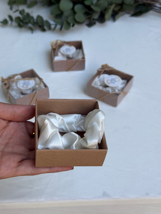 Gastgeschenk Set Satin‑Haargummi in Weiß (für 50 Gäste)