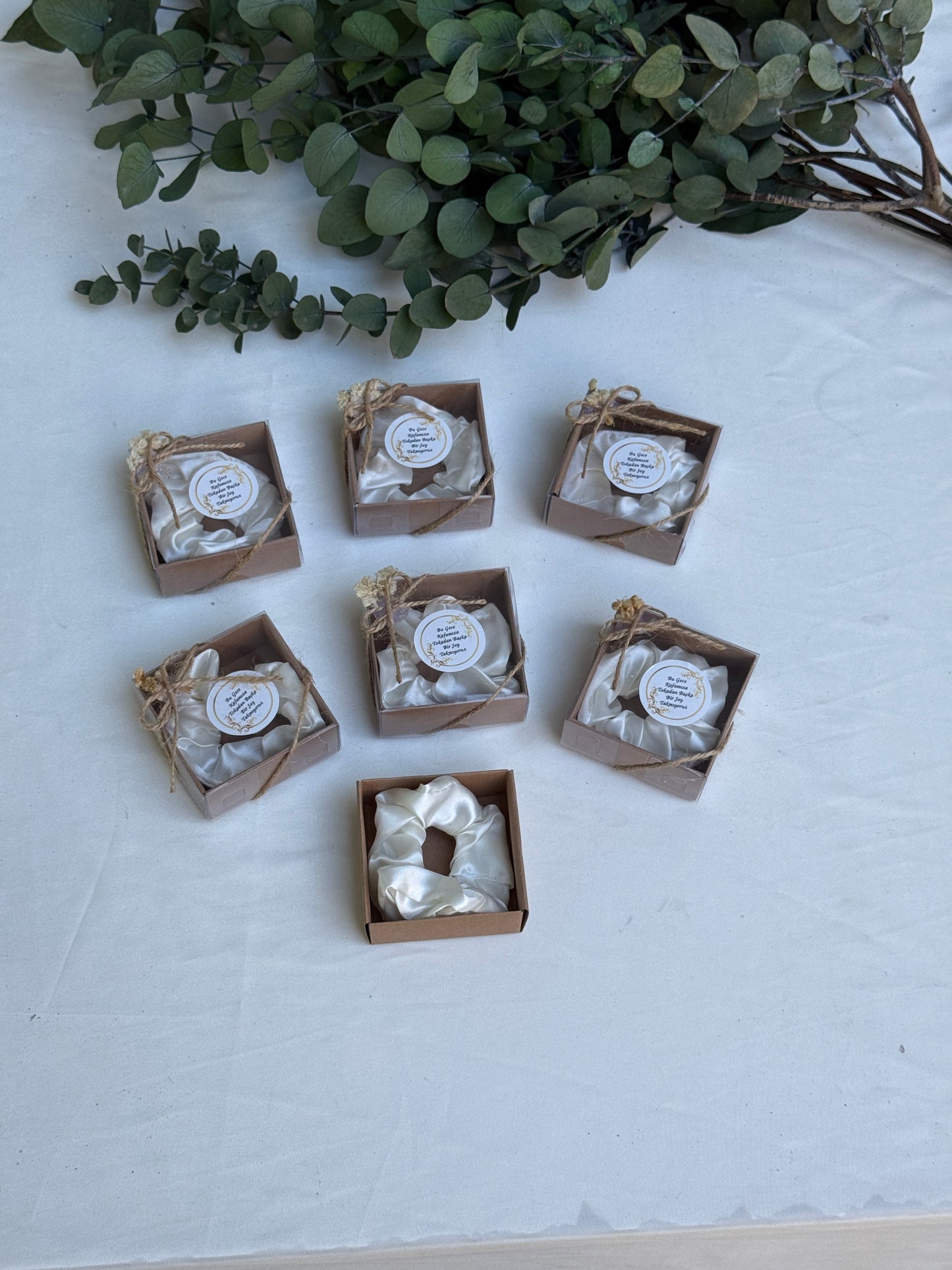 Gastgeschenk Set Satin‑Haargummi in Weiß (für 50 Gäste)