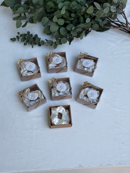 Gastgeschenk Set Satin‑Haargummi in Weiß (für 50 Gäste)
