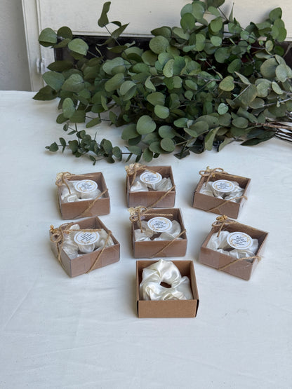 Gastgeschenk Set Satin‑Haargummi in Weiß (für 50 Gäste)