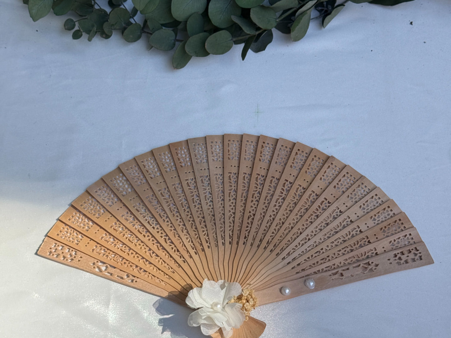 Gastgeschenk Set Holzfächer mit Stoffblüte – 50er Set