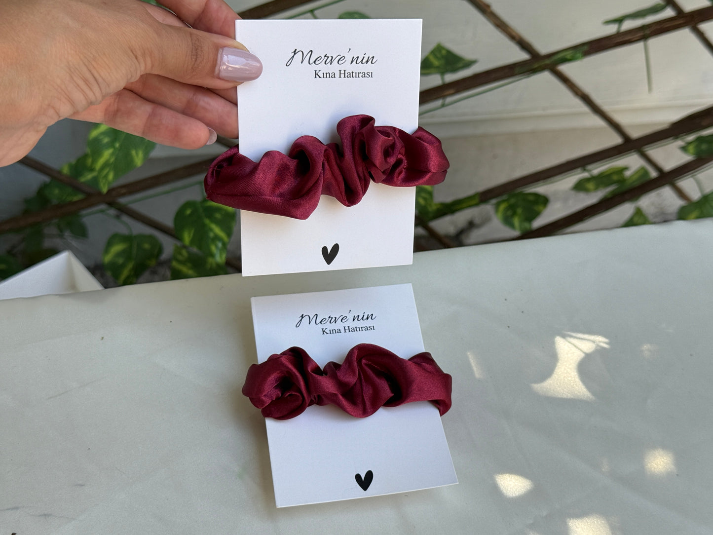 Gastgeschenk Set Burgunder Satin Haargummi (für 50 Gäste)