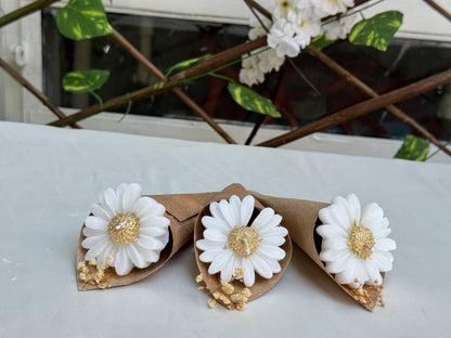 Gastgeschenk Set Gänseblümchen Kerze im Kraftpapier – 50er Set