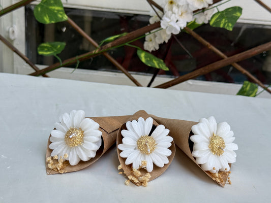 Gastgeschenk Set Gänseblümchen Kerze im Kraftpapier – 50er Set