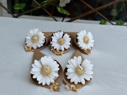 Gastgeschenk Set Gänseblümchen Kerze im Kraftpapier – 50er Set