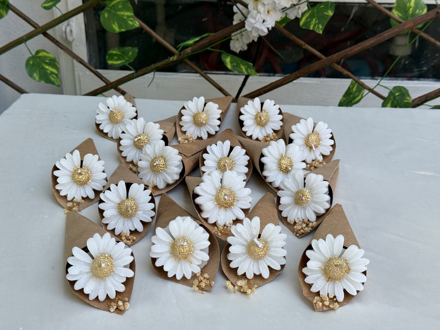 Gastgeschenk Set Gänseblümchen Kerze im Kraftpapier – 50er Set