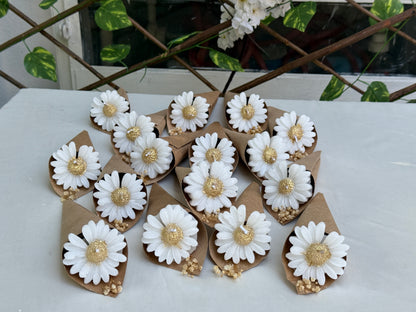 Gastgeschenk Set Gänseblümchen Kerze im Kraftpapier – 50er Set