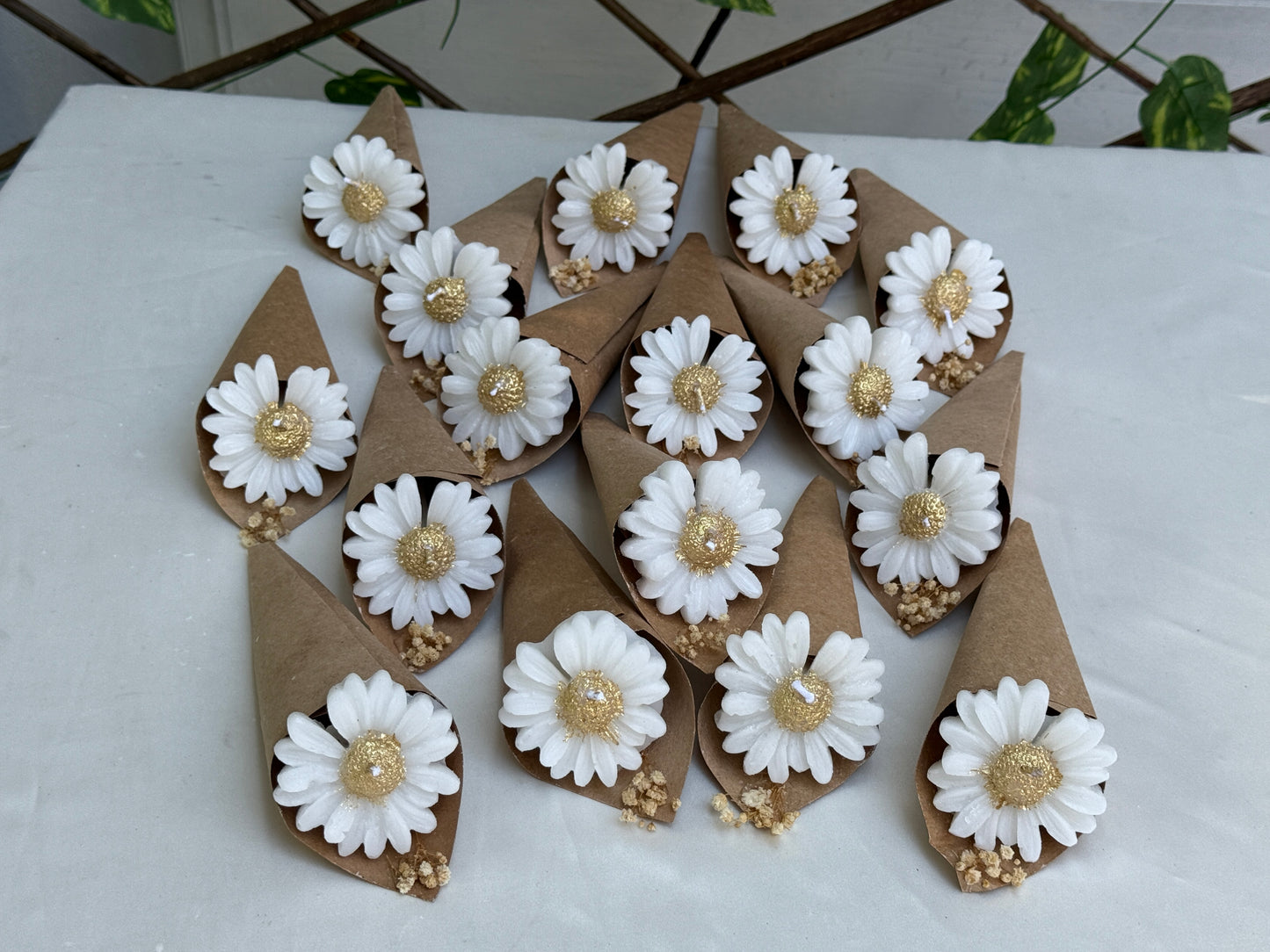 Gastgeschenk Set Gänseblümchen Kerze im Kraftpapier – 50er Set