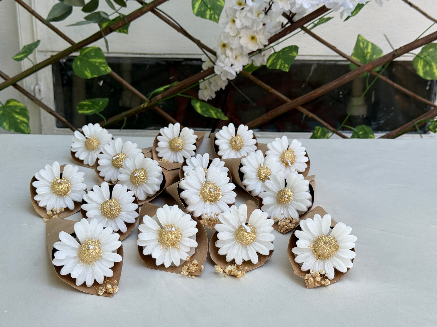 Gastgeschenk Set Gänseblümchen Kerze im Kraftpapier – 50er Set