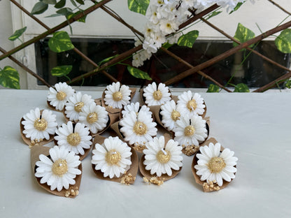 Gastgeschenk Set Gänseblümchen Kerze im Kraftpapier – 50er Set