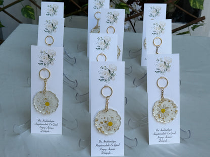 Gastgeschenk Set Epoxidharz‑Schlüsselanhänger Gänseblümchen (für 50 Gäste)