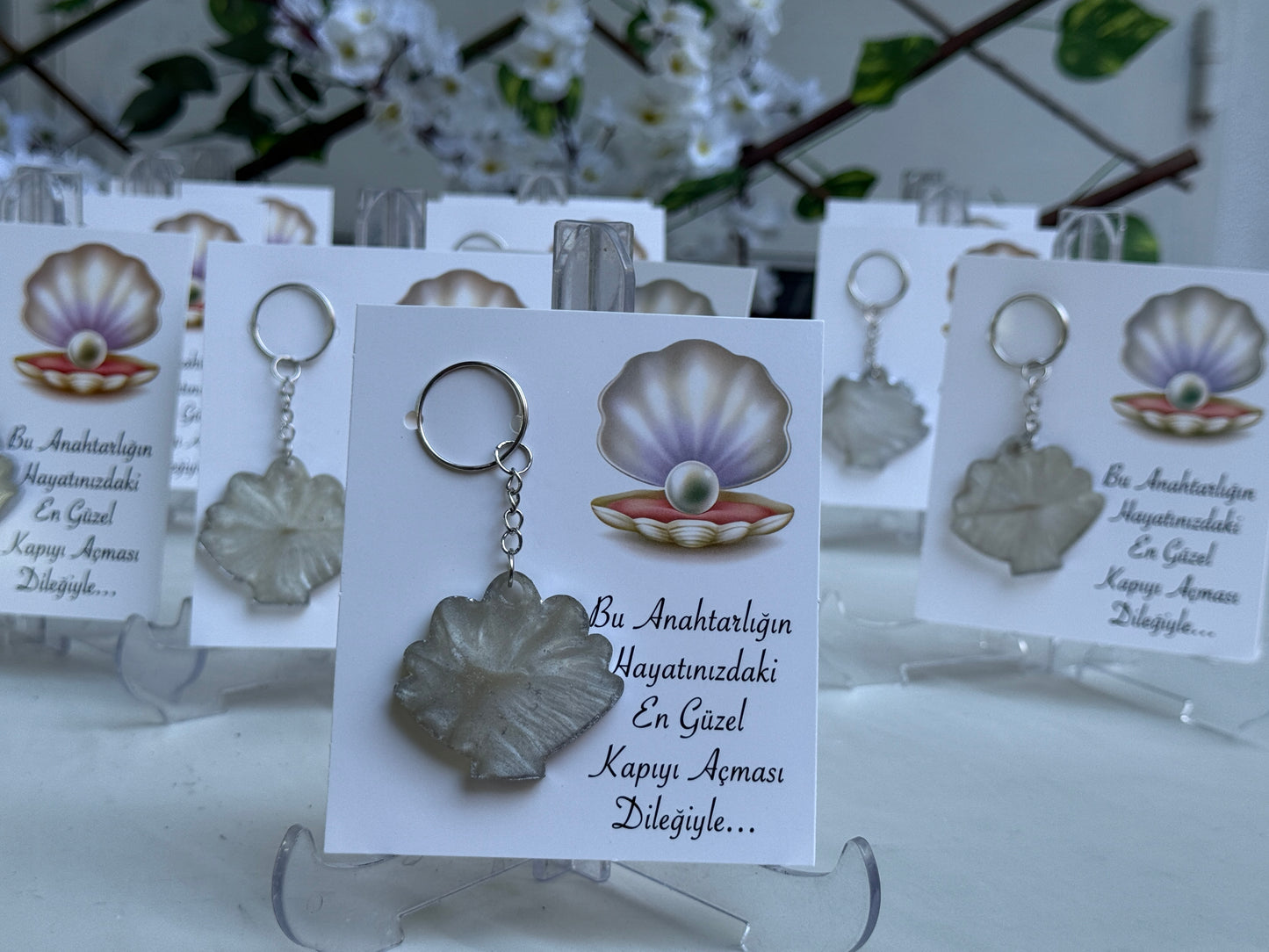 Gastgeschenk Set Epoxidharz-Muschelschlüsselanhänger mit Karte (für 50 Gäste)