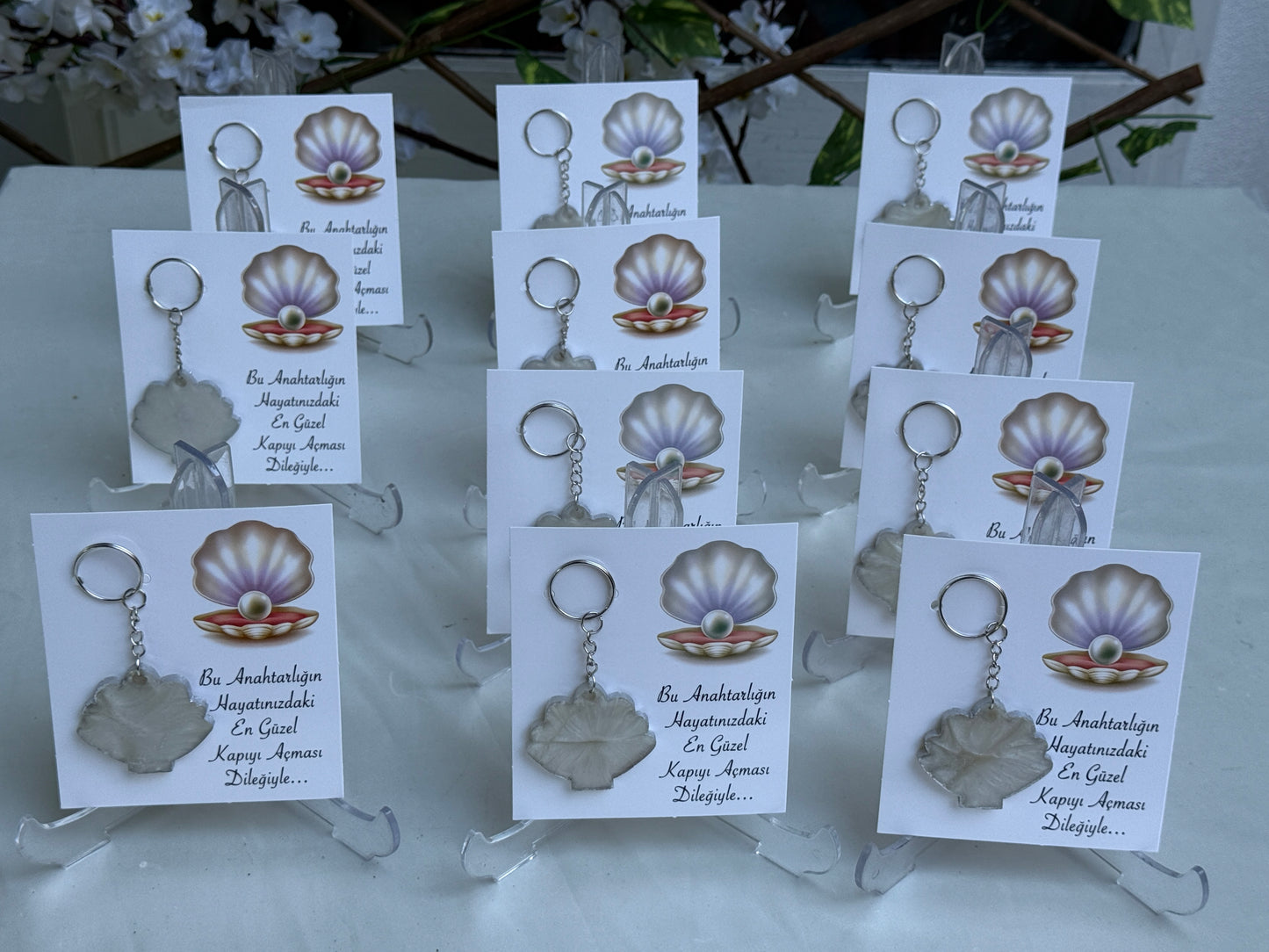 Gastgeschenk Set Epoxidharz-Muschelschlüsselanhänger mit Karte (für 50 Gäste)