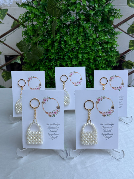 Gastgeschenk Set Weiße Perlen‑Taschenschlüsselanhänger auf Karte für 50 Gäste