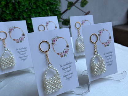 Gastgeschenk Set Weiße Perlen‑Taschenschlüsselanhänger auf Karte für 50 Gäste