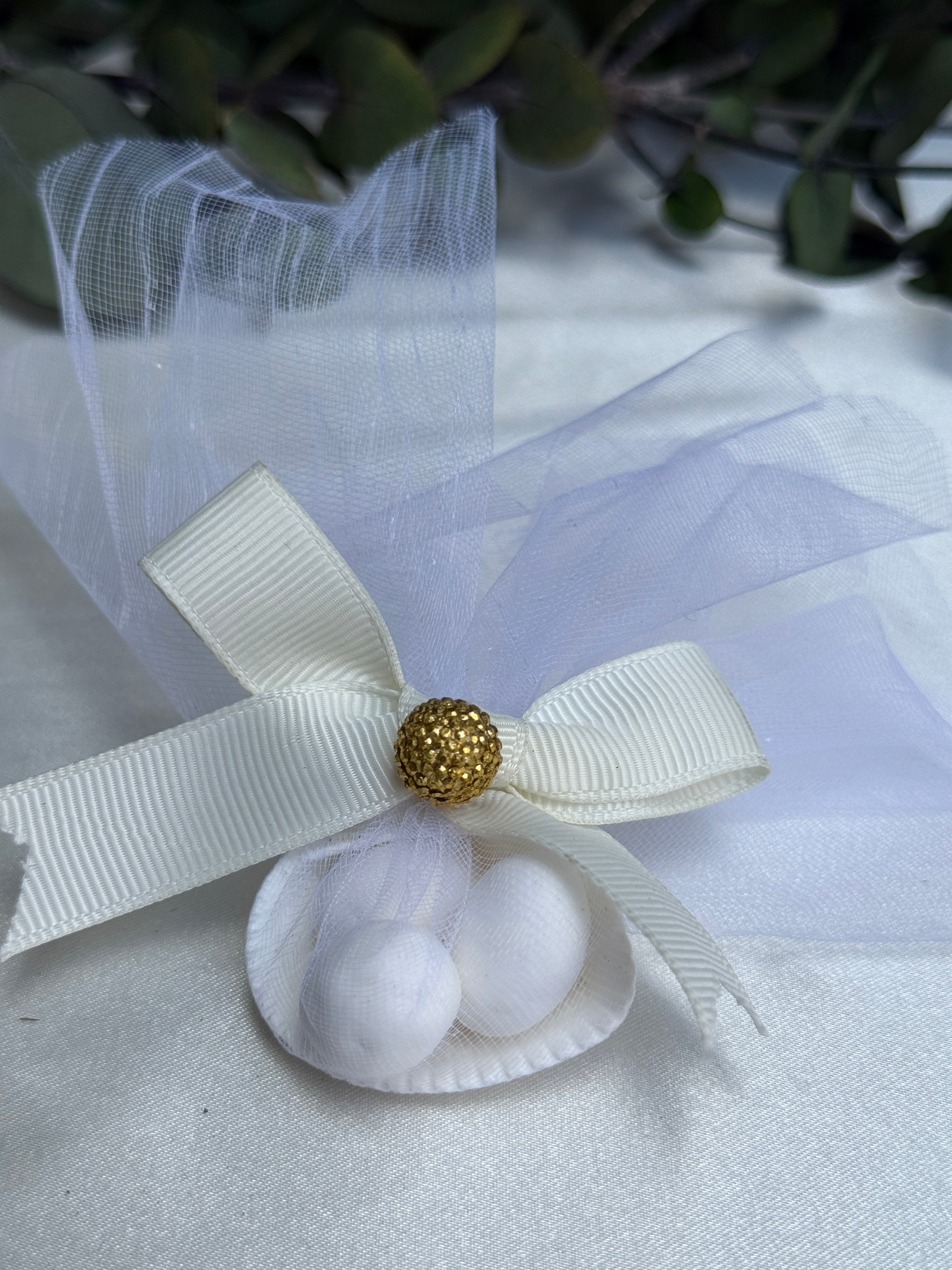 Muschelschale mit Zuckermandeln Weiß