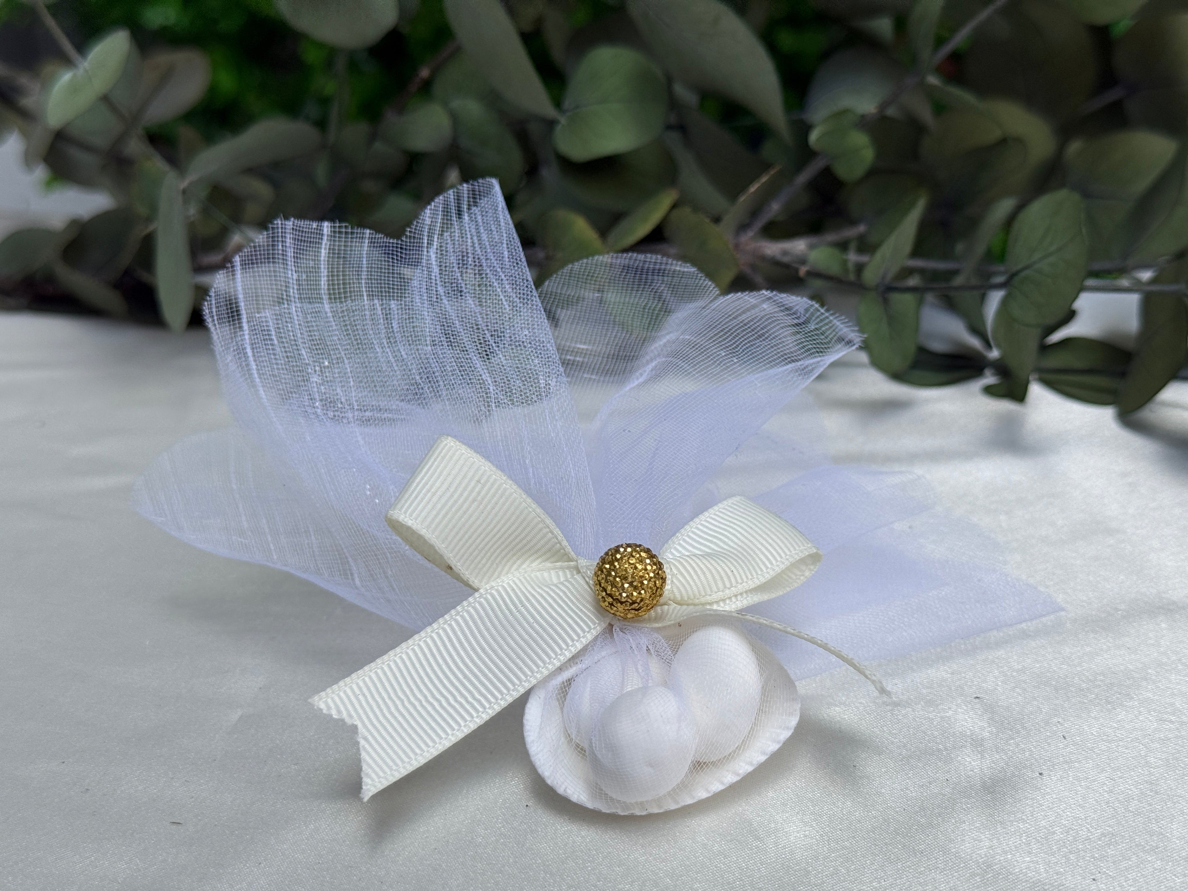 Muschelschale mit Zuckermandeln Weiß