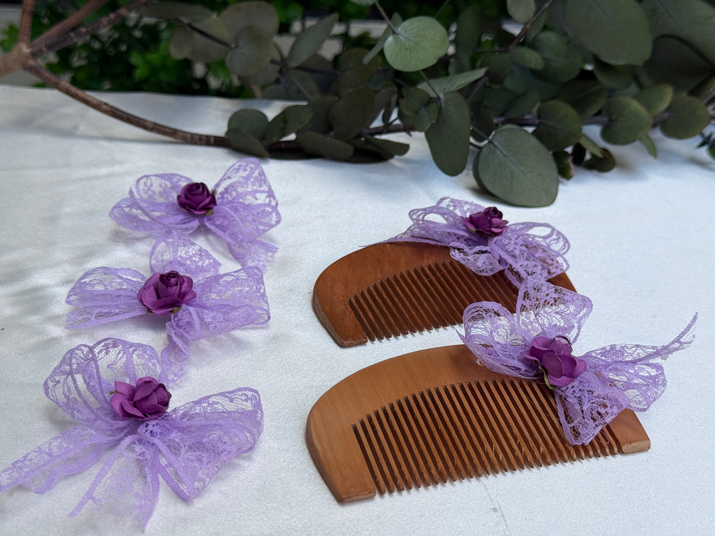 Gastgeschenk Set Holzkamm mit lila Spitzenband (für 50 Gäste)