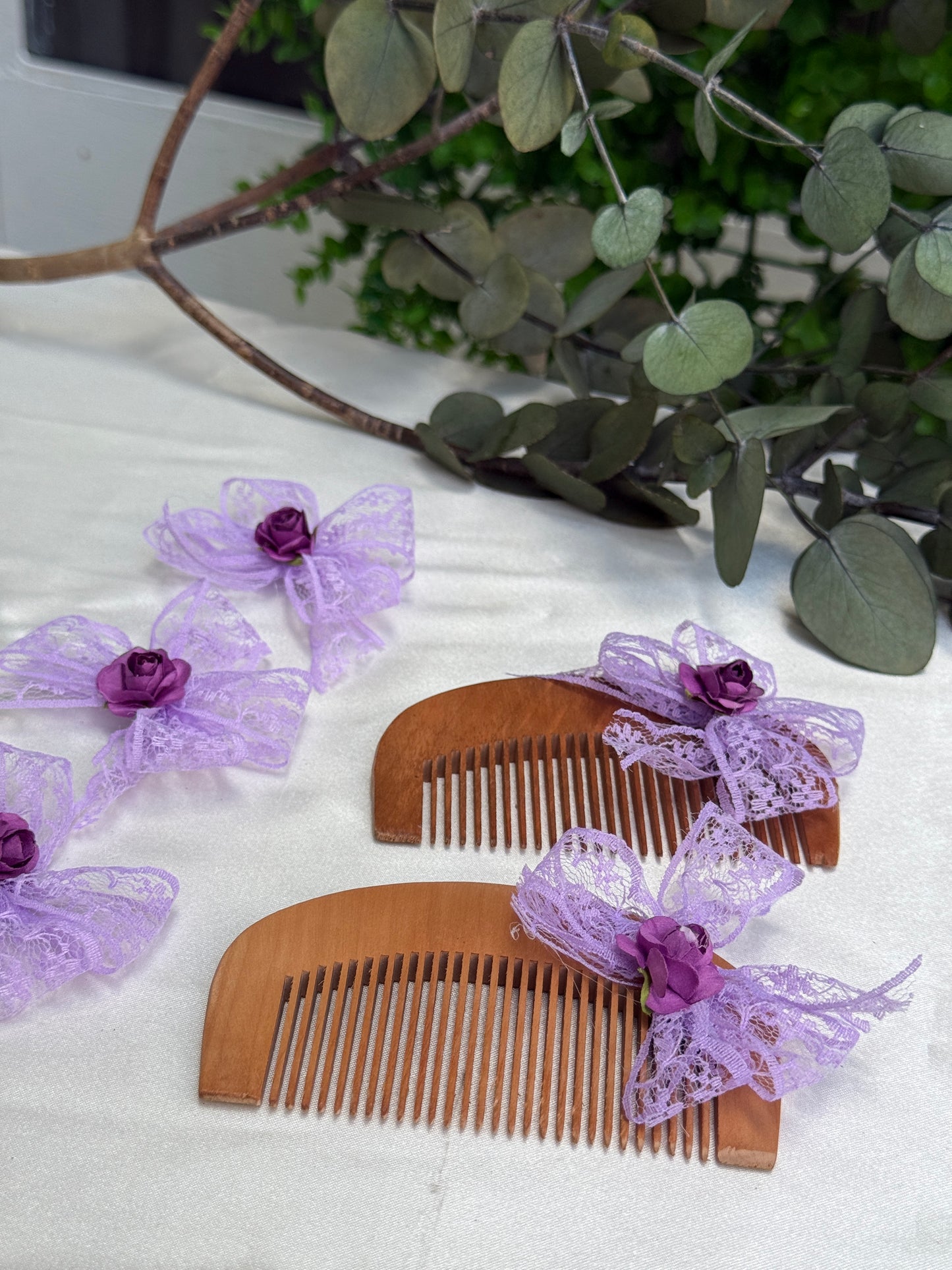 Gastgeschenk Set Holzkamm mit lila Spitzenband (für 50 Gäste)