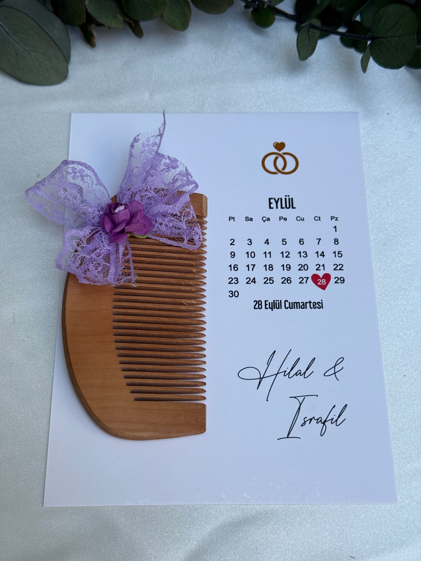 Gastgeschenk Set Holzkamm mit lila Spitzenband (für 50 Gäste)
