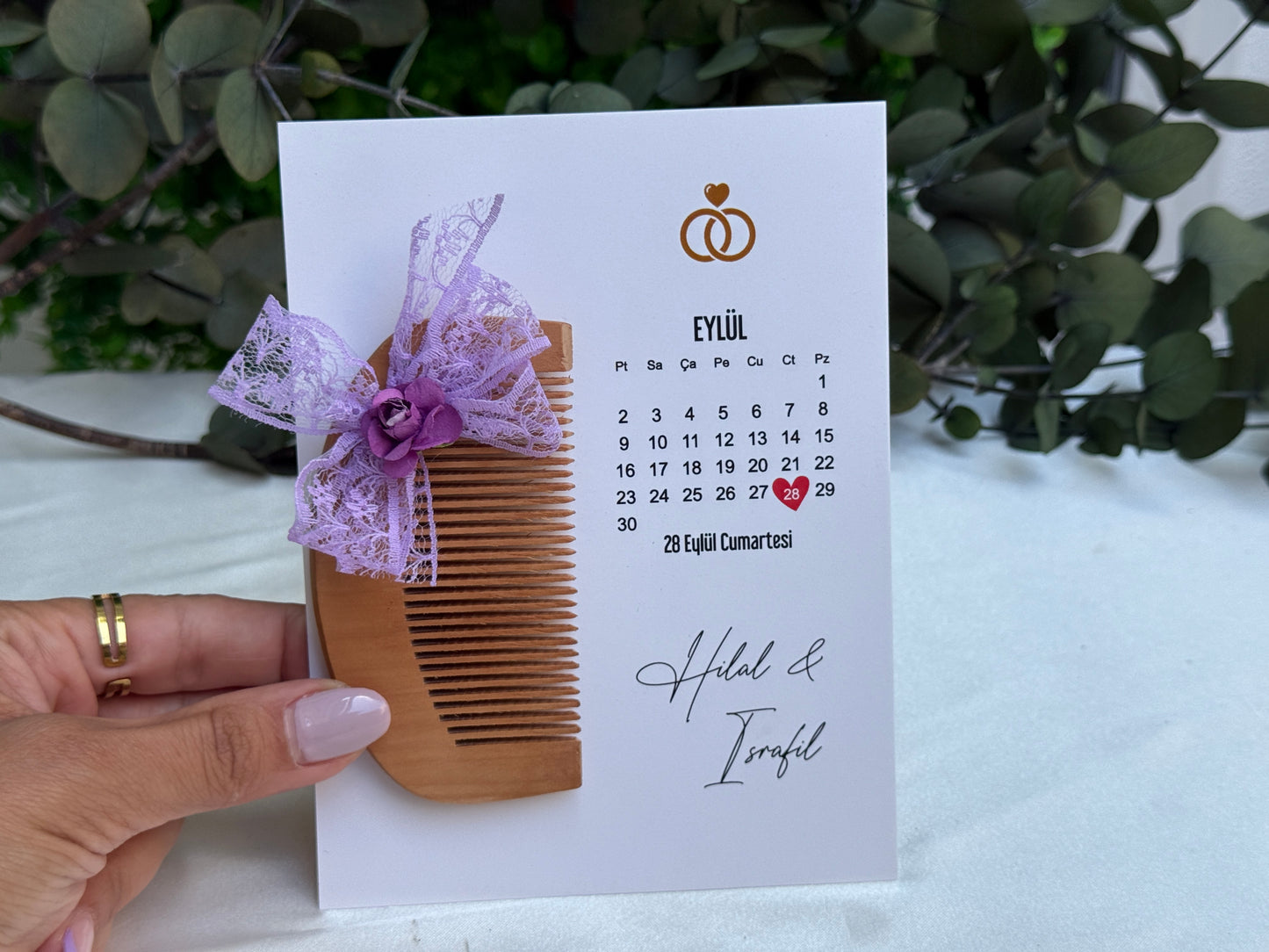 Gastgeschenk Set Holzkamm mit lila Spitzenband (für 50 Gäste)