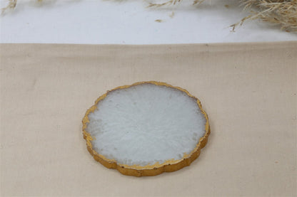 Ovaler Plexiglas-Schlüsselanhänger mit weißer Marmoroptik und Goldrand