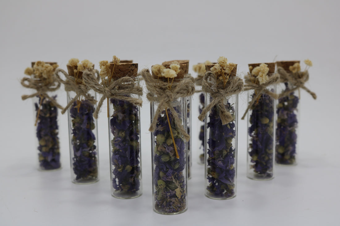 Glasröhrchen mit Malvenblüten