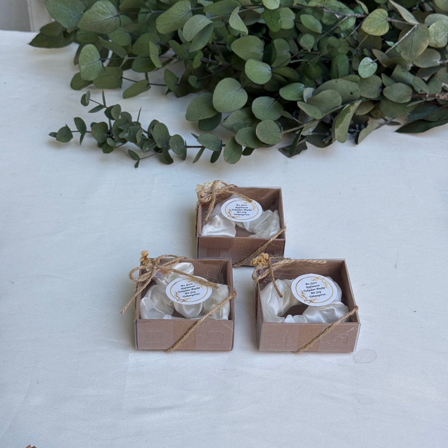 Gastgeschenk Set Satin‑Haargummi im Kraftkarton für 50 Gäste