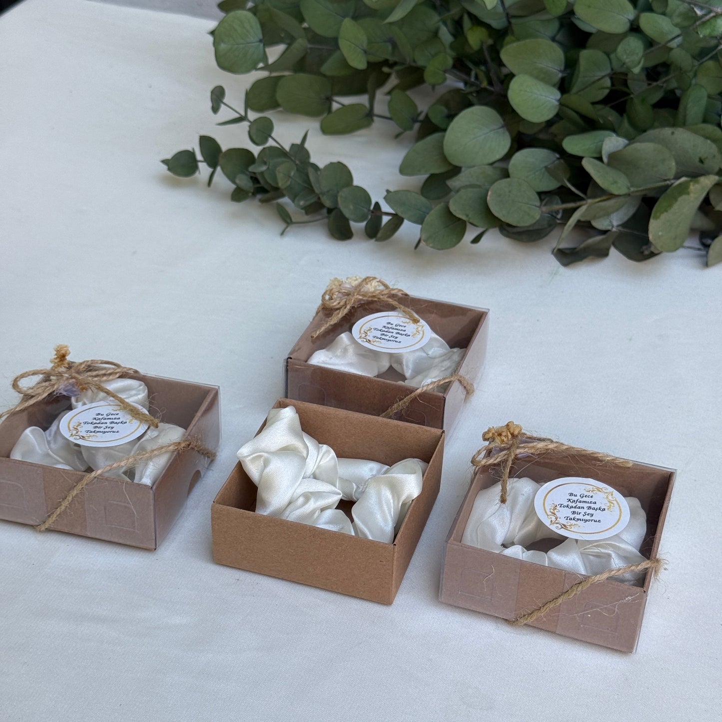 Gastgeschenk Set Satin‑Haargummi im Kraftkarton für 50 Gäste