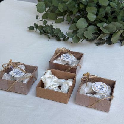 Gastgeschenk Set Satin‑Haargummi im Kraftkarton für 50 Gäste