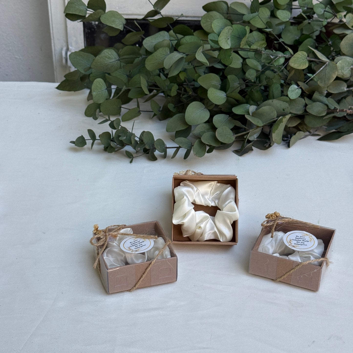 Gastgeschenk Set Satin‑Haargummi im Kraftkarton für 50 Gäste