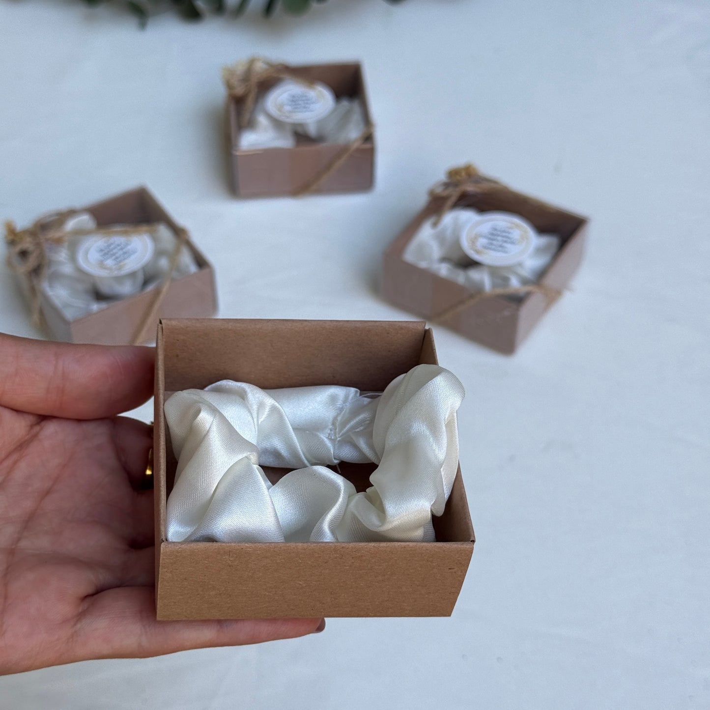 Gastgeschenk Set Satin‑Haargummi in Weiß (für 50 Gäste)