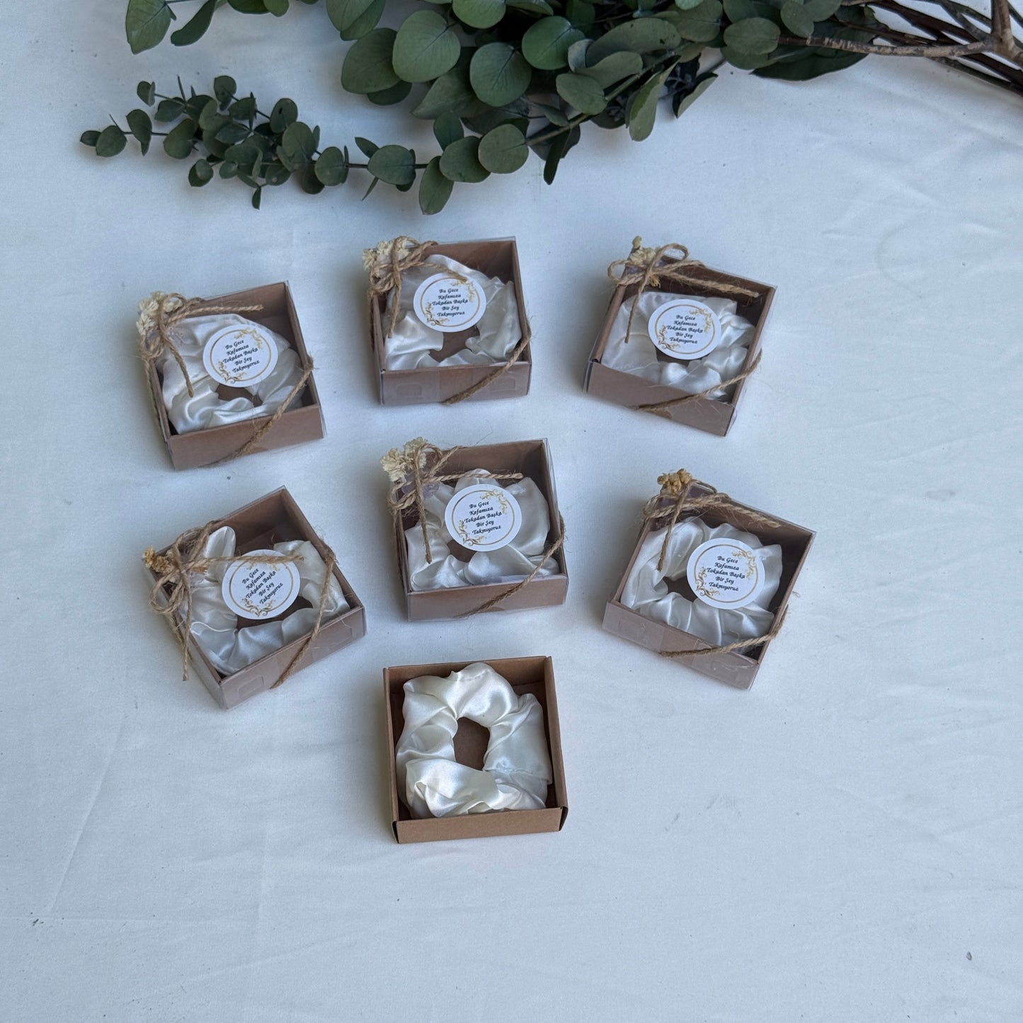 Gastgeschenk Set Satin‑Haargummi in Weiß (für 50 Gäste)