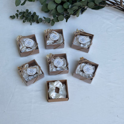 Gastgeschenk Set Satin‑Haargummi in Weiß (für 50 Gäste)