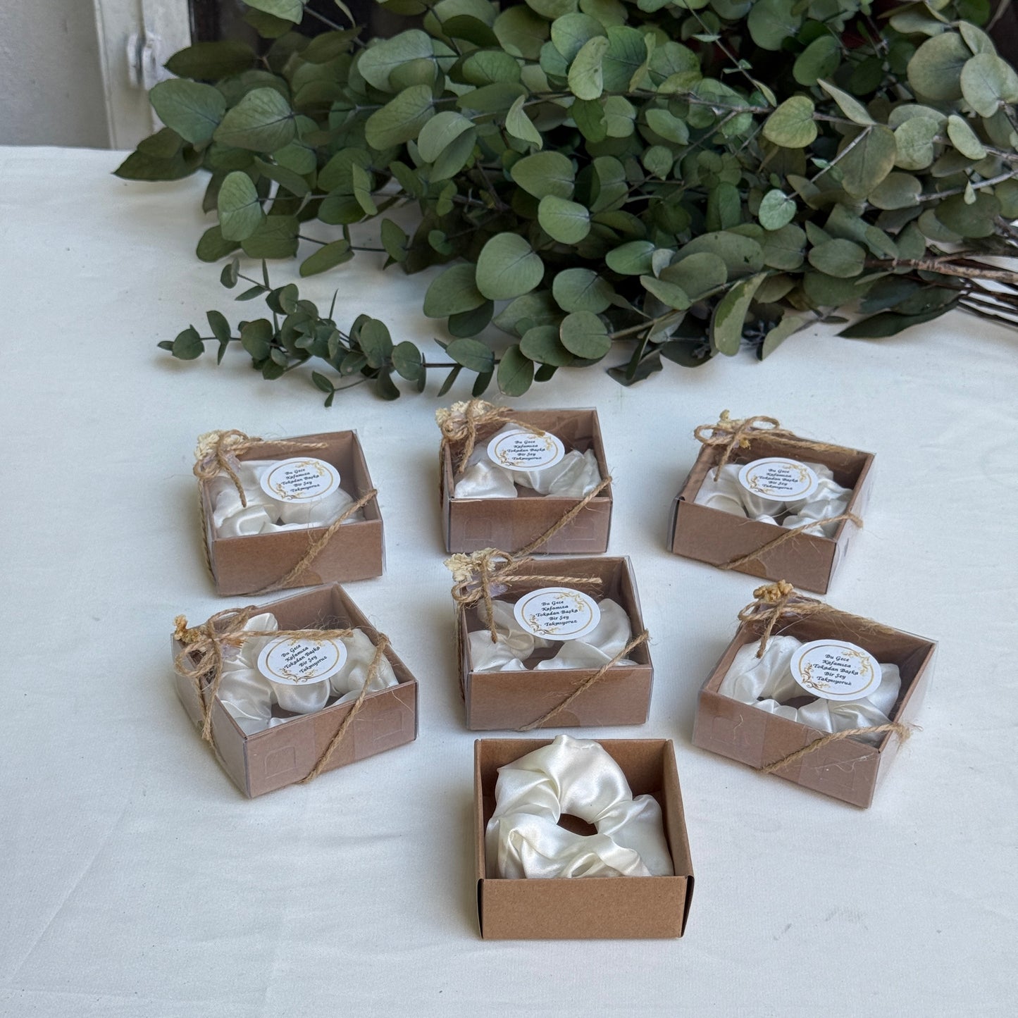 Gastgeschenk Set Satin‑Haargummi in Weiß (für 50 Gäste)