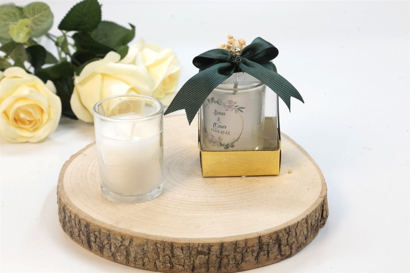 Personalisierte Kerze im Glas mit Geschenkbox und gruener Schleife