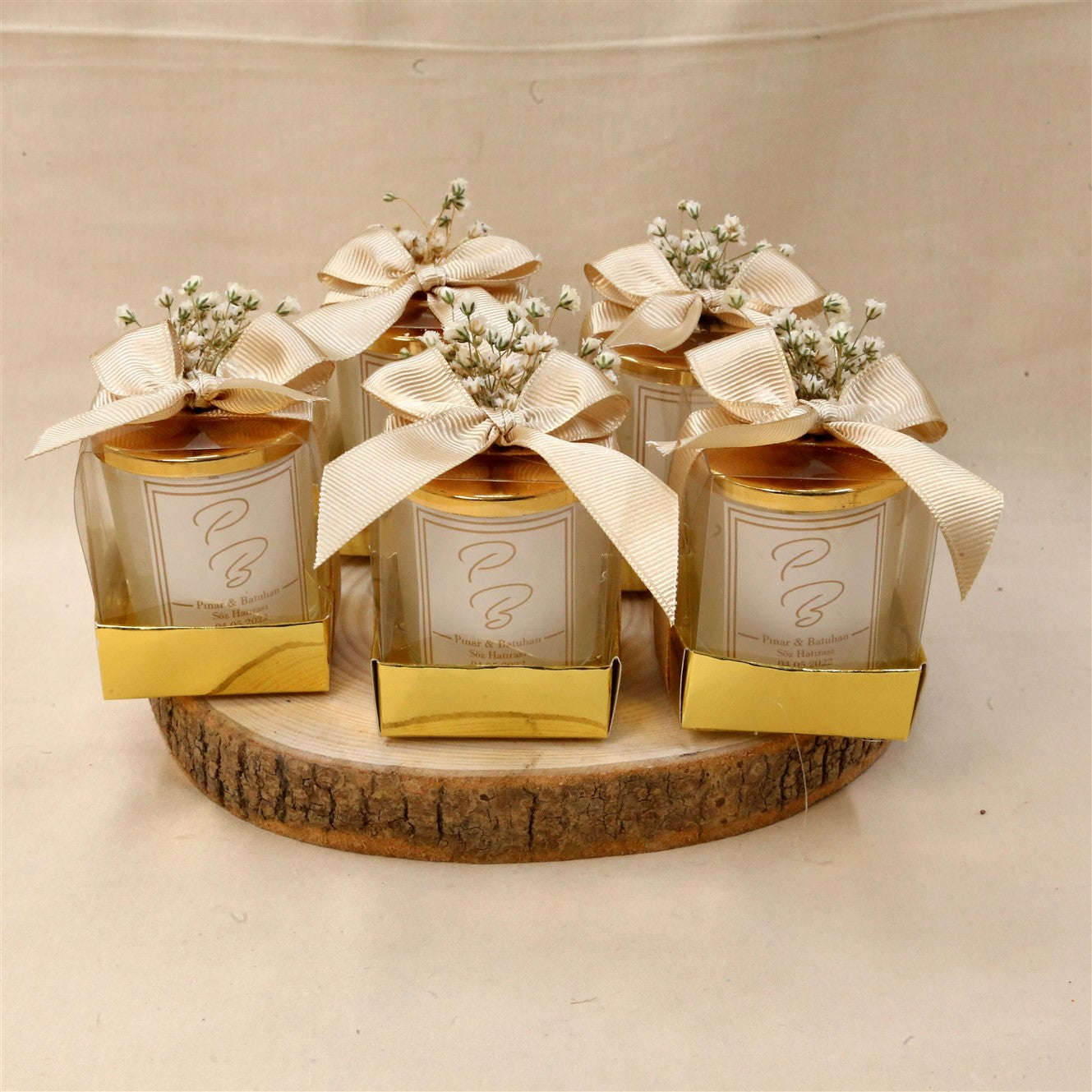 Personalisierte Kerze im Glas mit Goldbox, Schleife &amp; Trockenblumen