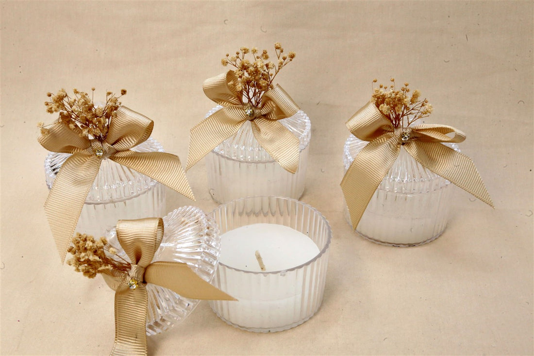 Kerze in transparenter Mika Box mit goldener Schleife und Trockenblumen