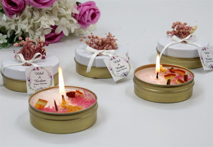 Personalisierte Kerze in goldener Metalldose mit Blumen, Schleife &amp; Etikett