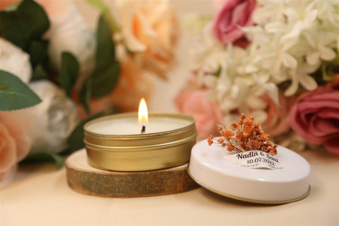 Personalisierte Kerze in goldener Metalldose mit Deckel und Trockenblumen