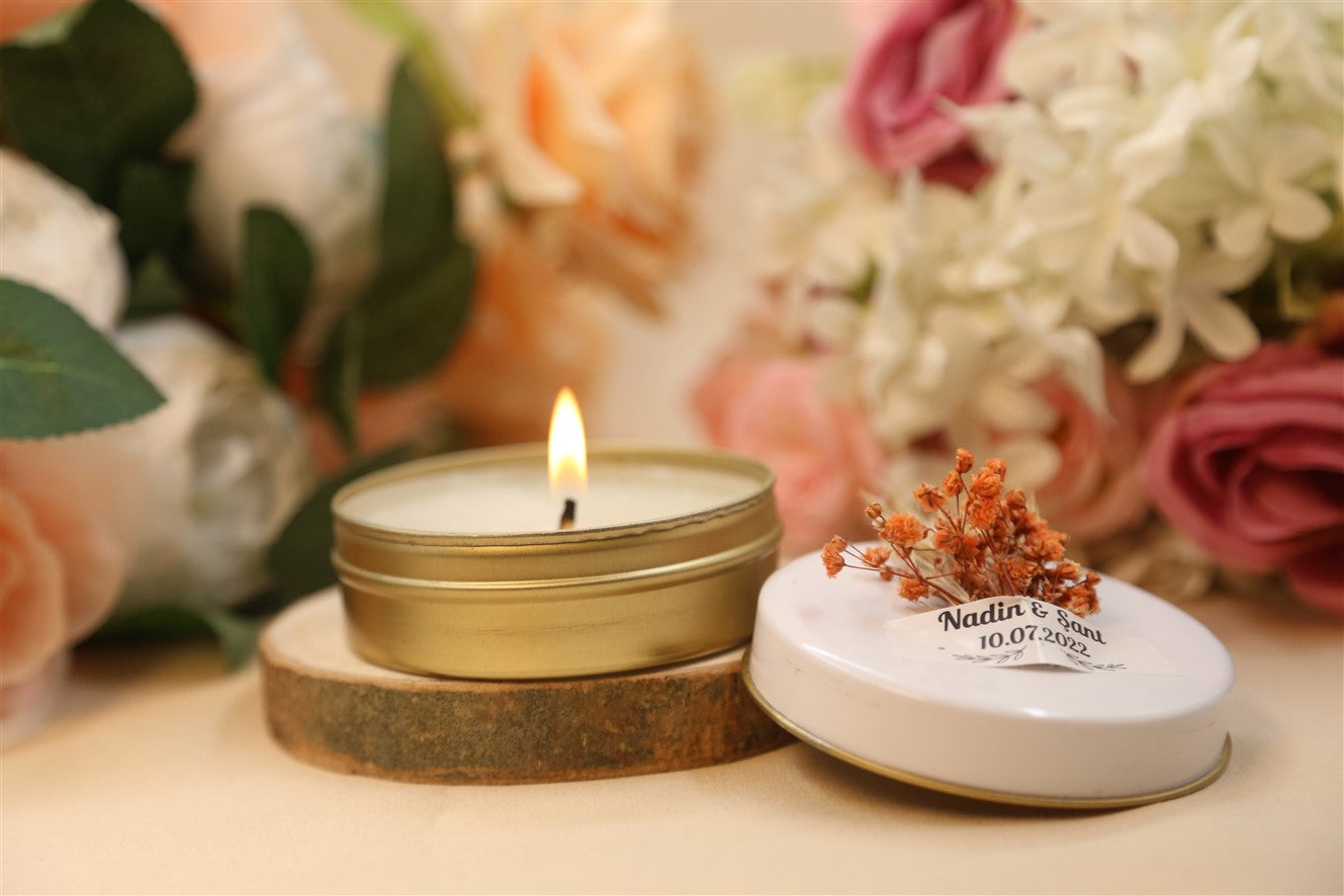 Personalisierte Kerze in goldener Metalldose mit Deckel und Trockenblumen
