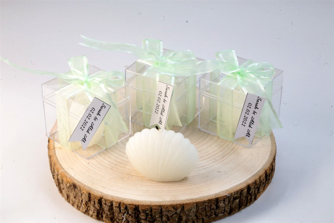 Personalisierte cremeweisse Muschelkerze mit Geschenkbox und mintgruener Schleife