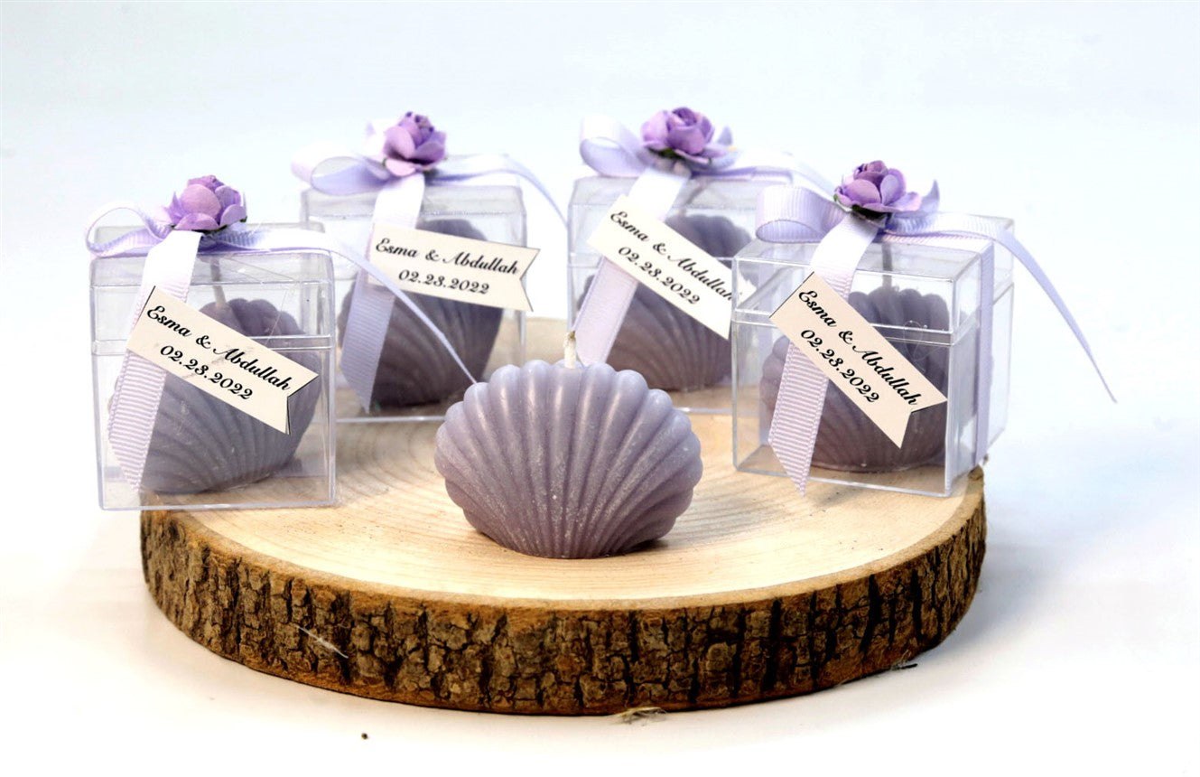 Personalisierte lila Muschelkerze mit Geschenkbox und Blumen Schleife