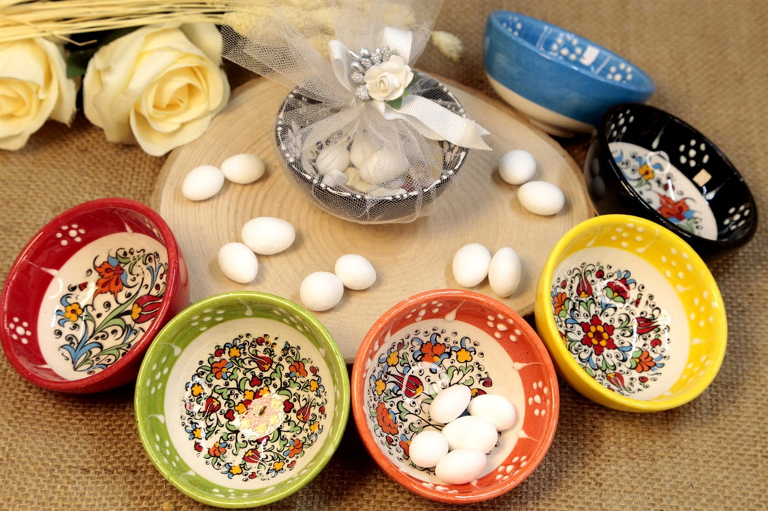 Keramikschale mit Zuckermandeln, Tuell und Rosen-Dekoration