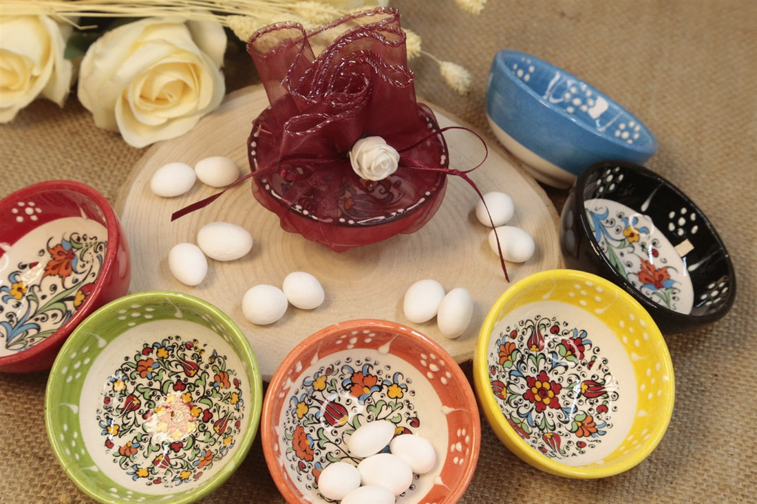 Keramikschale mit Zuckermandeln, Organza und Schleife als Gastgeschenk