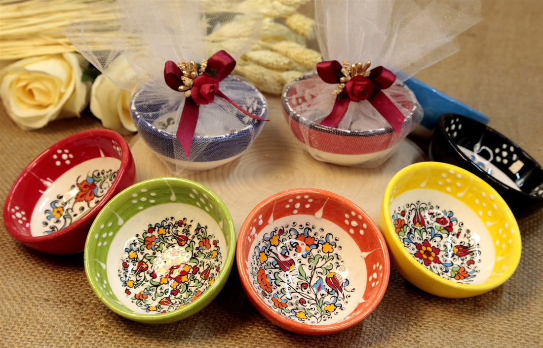 Keramikschale mit Zuckermandeln, Tuell und Schleife als Gastgeschenk