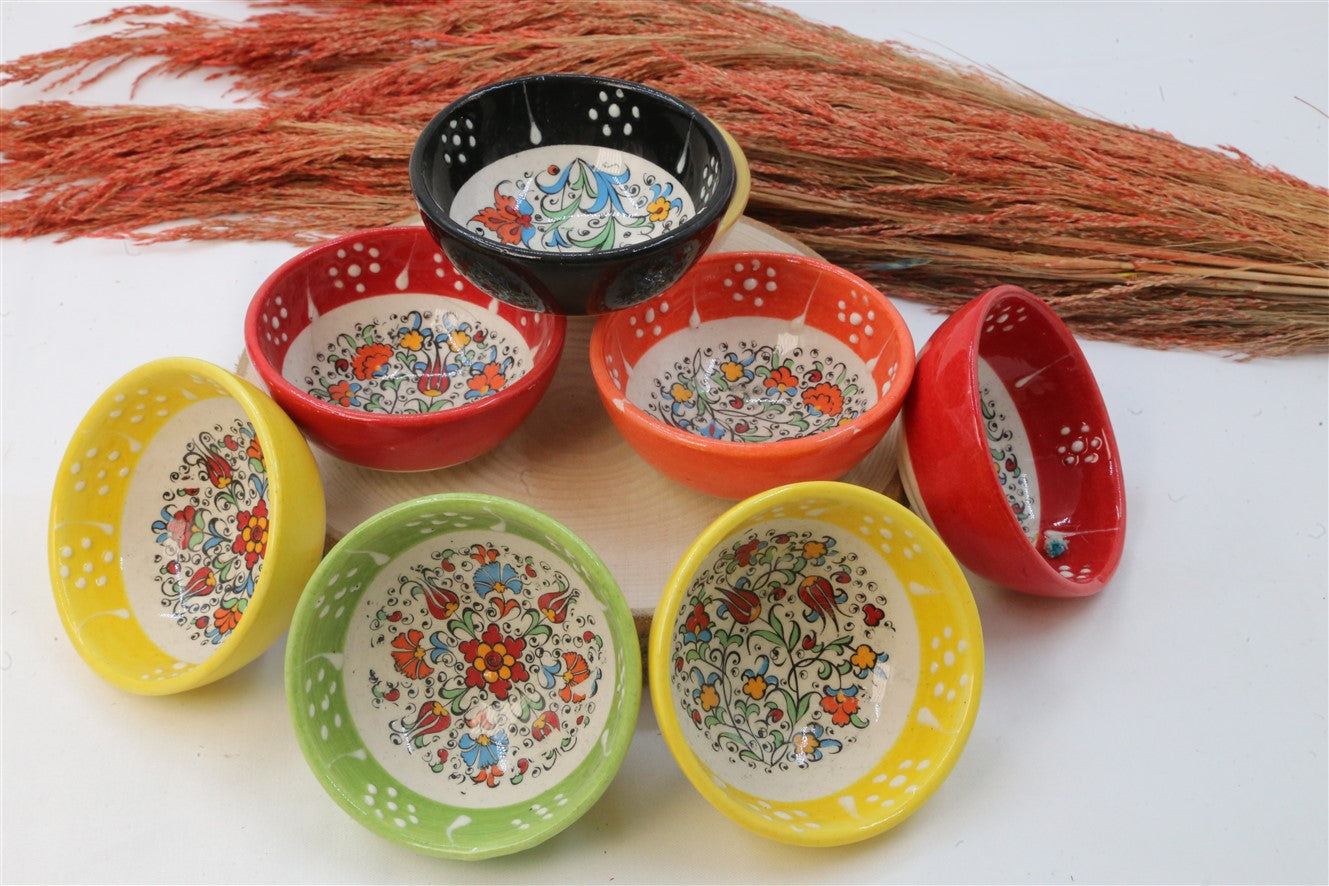 Bunte Keramikschale mit orientalischem Blumenmuster