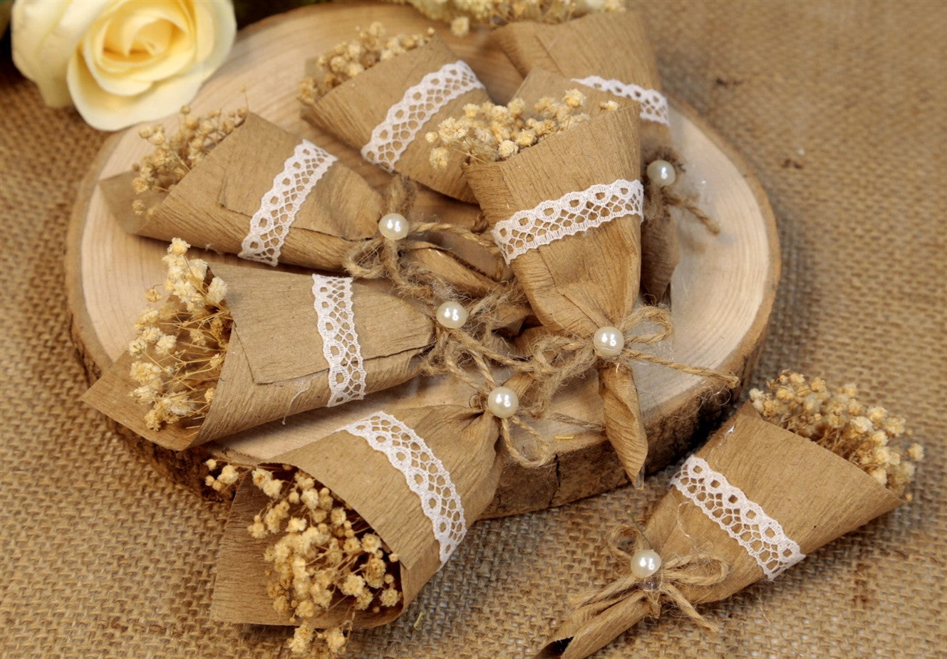 Boho Gastgeschenk Spitztuete mit Trockenblumen, Spitze und Perle