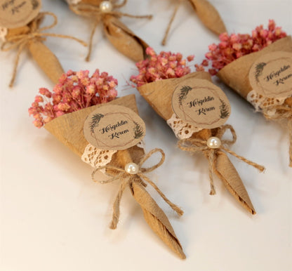 Personalisiertes Boho Gastgeschenk mit Trockenblumen in Kraftpapier Spitztüte
