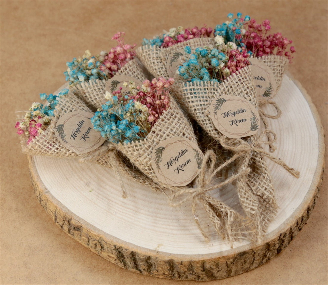 Personalisierte Jute Gastgeschenke mit Trockenblumen und Namensetikett